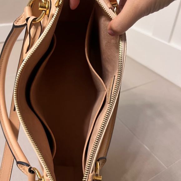 Louis Vuitton V tote MM - Picture 11 of 14